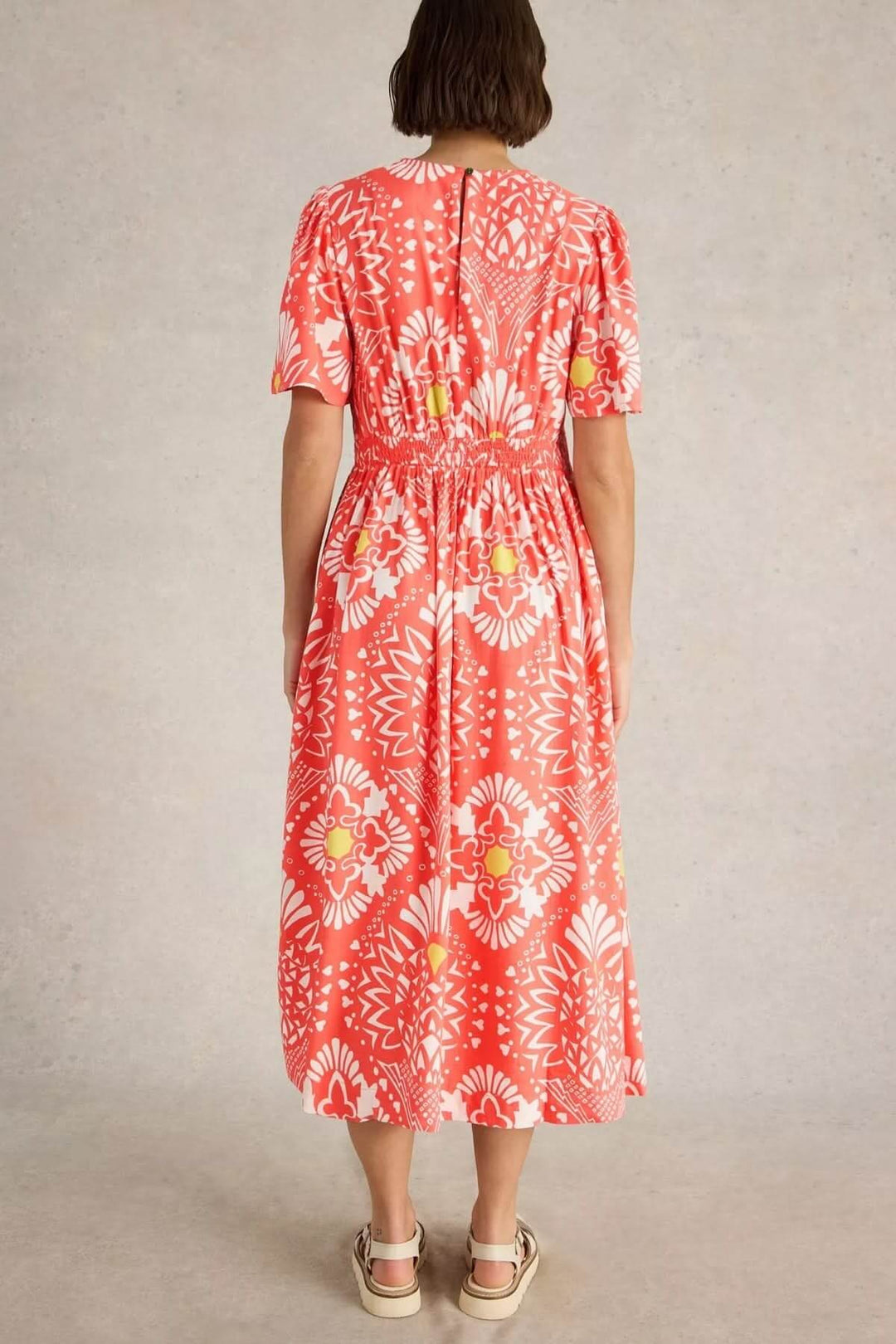 Robe Lucy midi à imprimé audacieux, encolure en V, coupe ample et fluide, vue arrière sur un modèle.