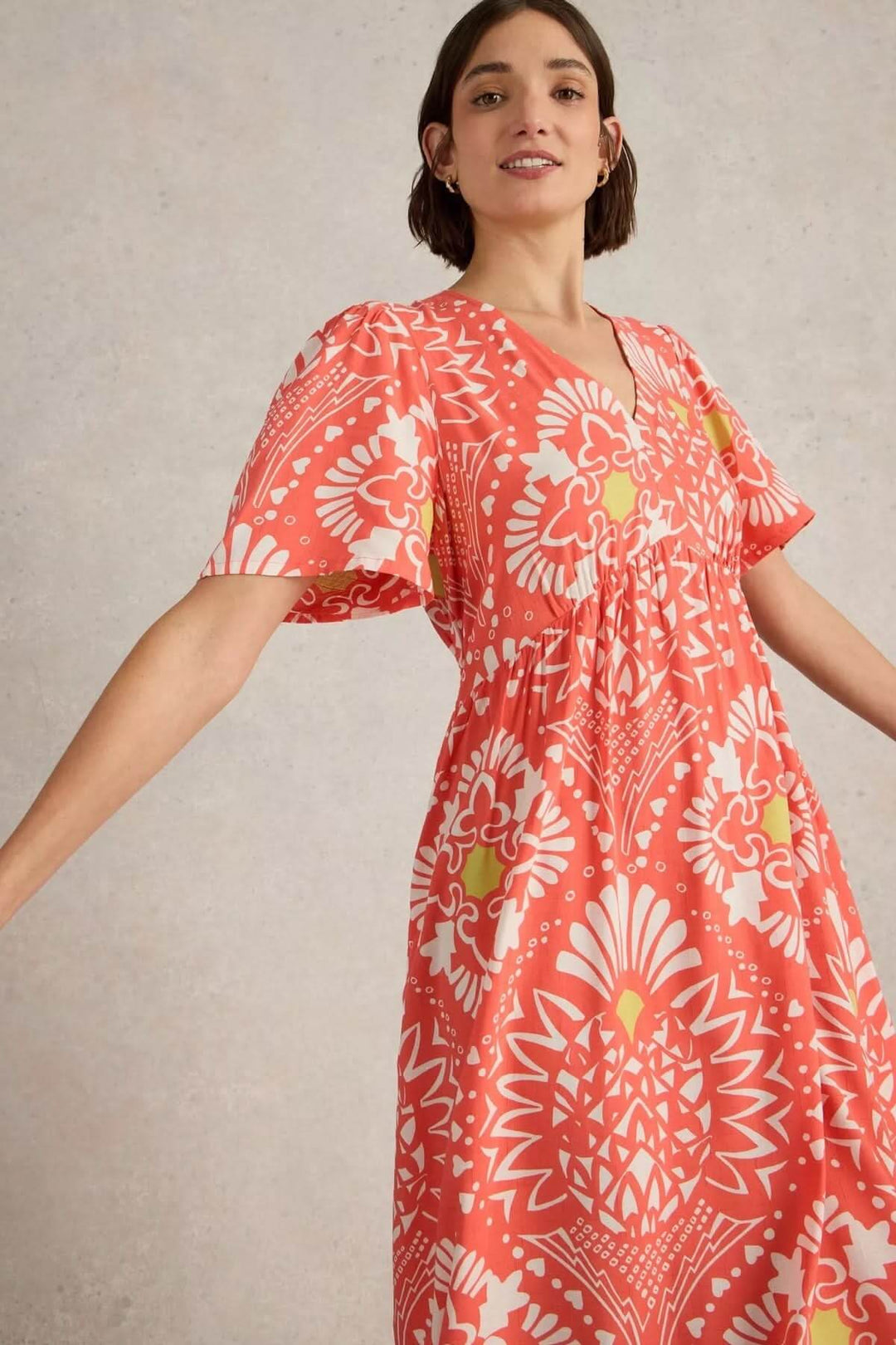 Robe Lucy midi à imprimé audacieux, encolure en V et manches courtes, parfaite pour un look estival.