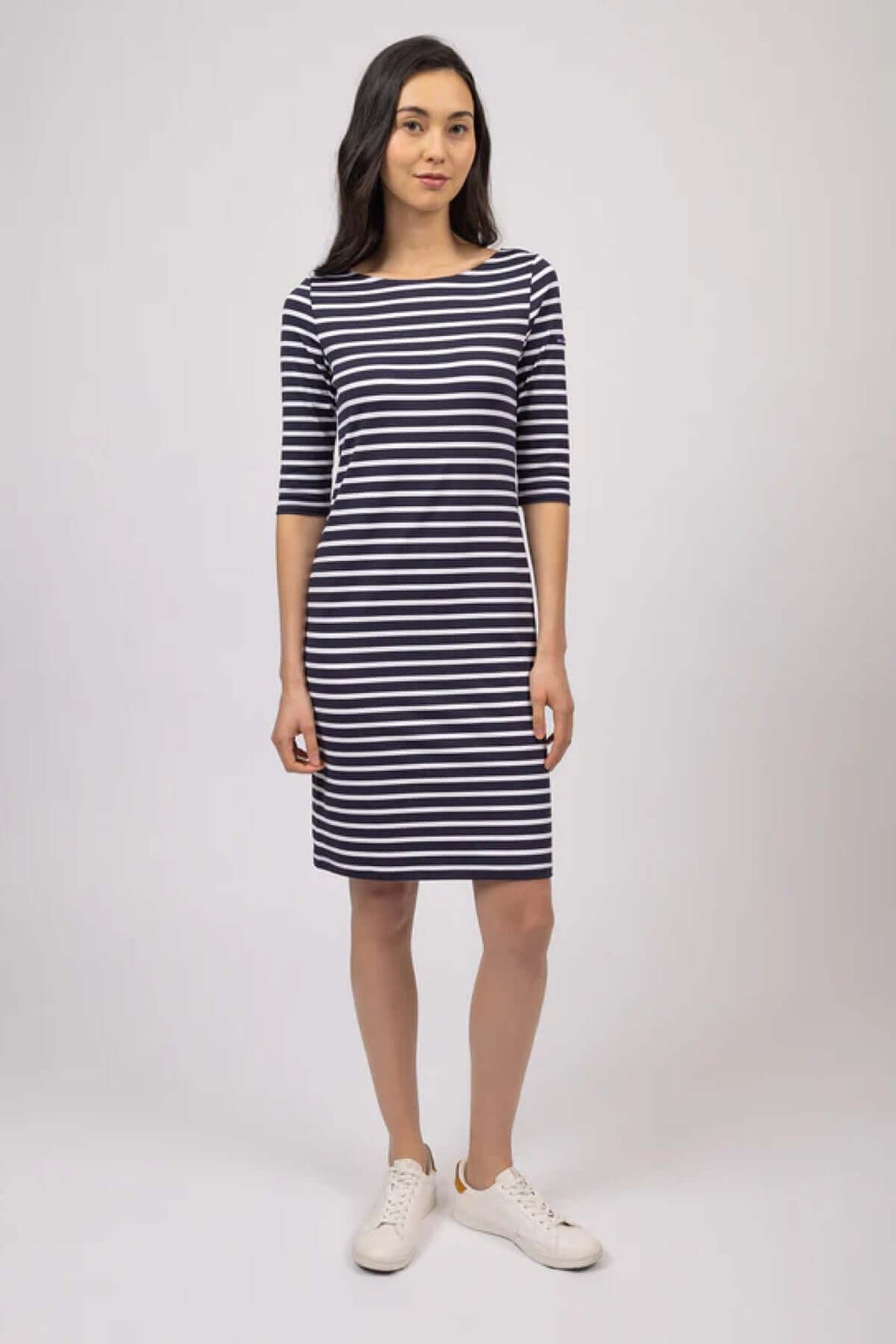 Robe PROPRIANO à rayures, coupe droite, silhouette épurée et féminine, idéale pour un usage quotidien et intemporel.