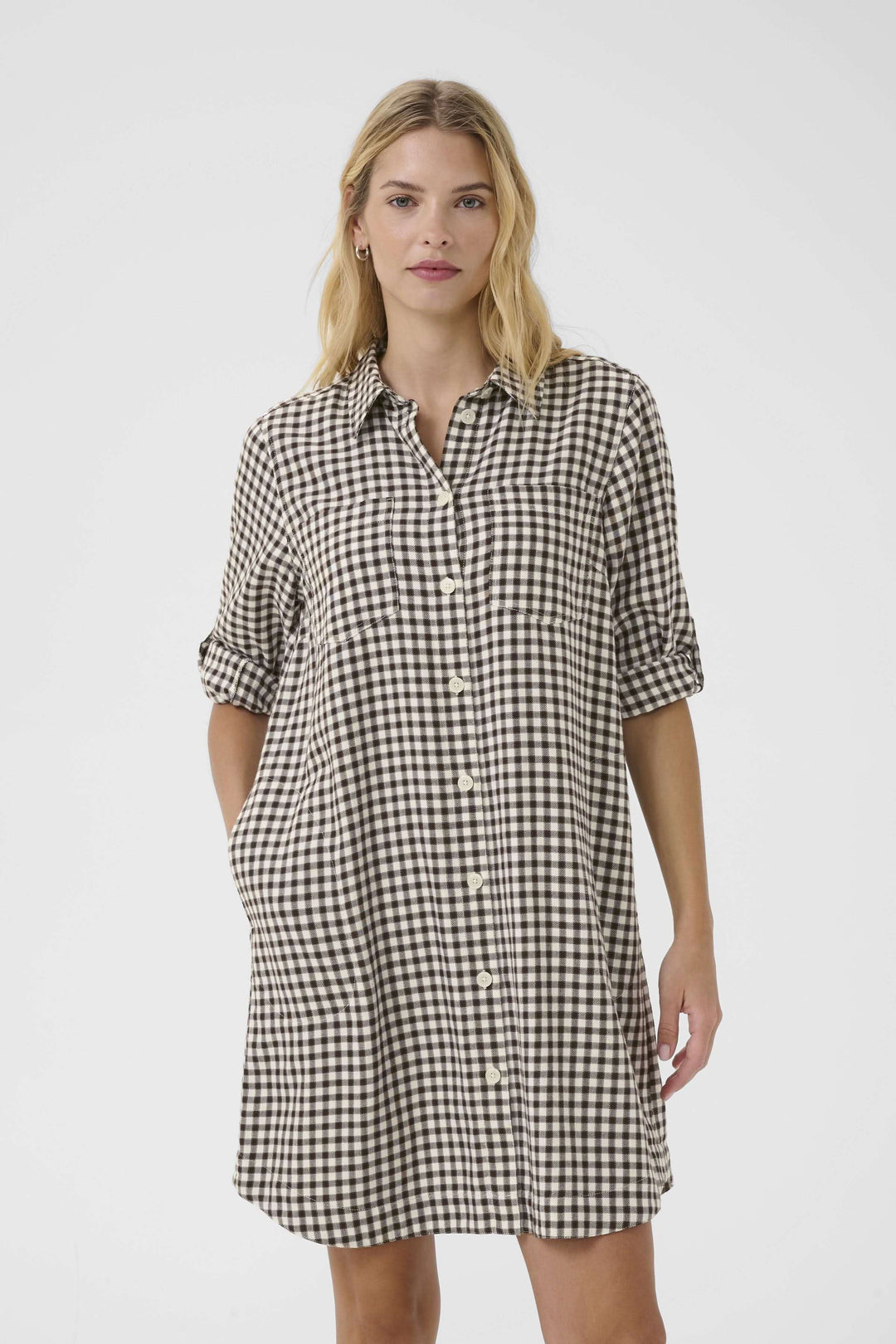 Robe Sardias à carreaux avec manches retroussables, coupe droite, pour un look casual-chic et polyvalent.