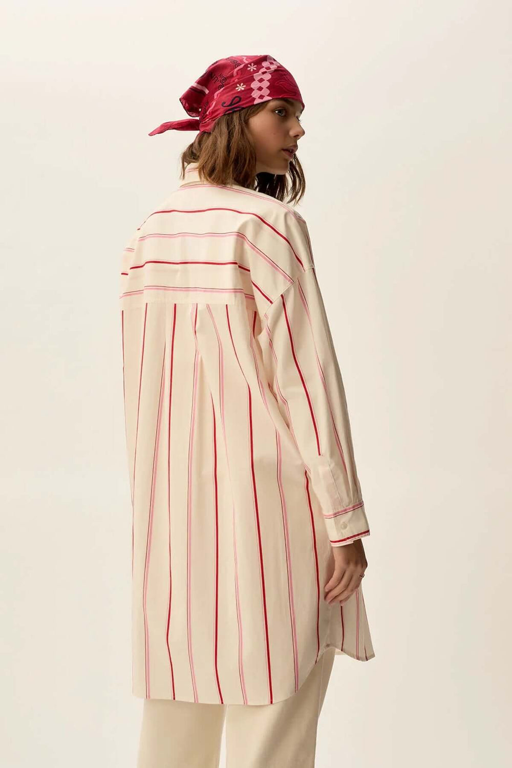 Robe Ulya longue rayée avec coupe oversize, manches longues et bandeau rouge, idéale pour un look décontracté.