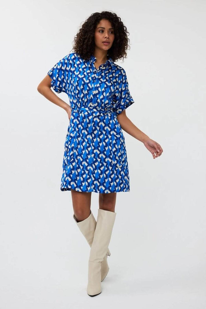 Robe Utopia, robe-chemise bleue à imprimé abstrait, fluide avec finitions satinées, manche courte retroussée.