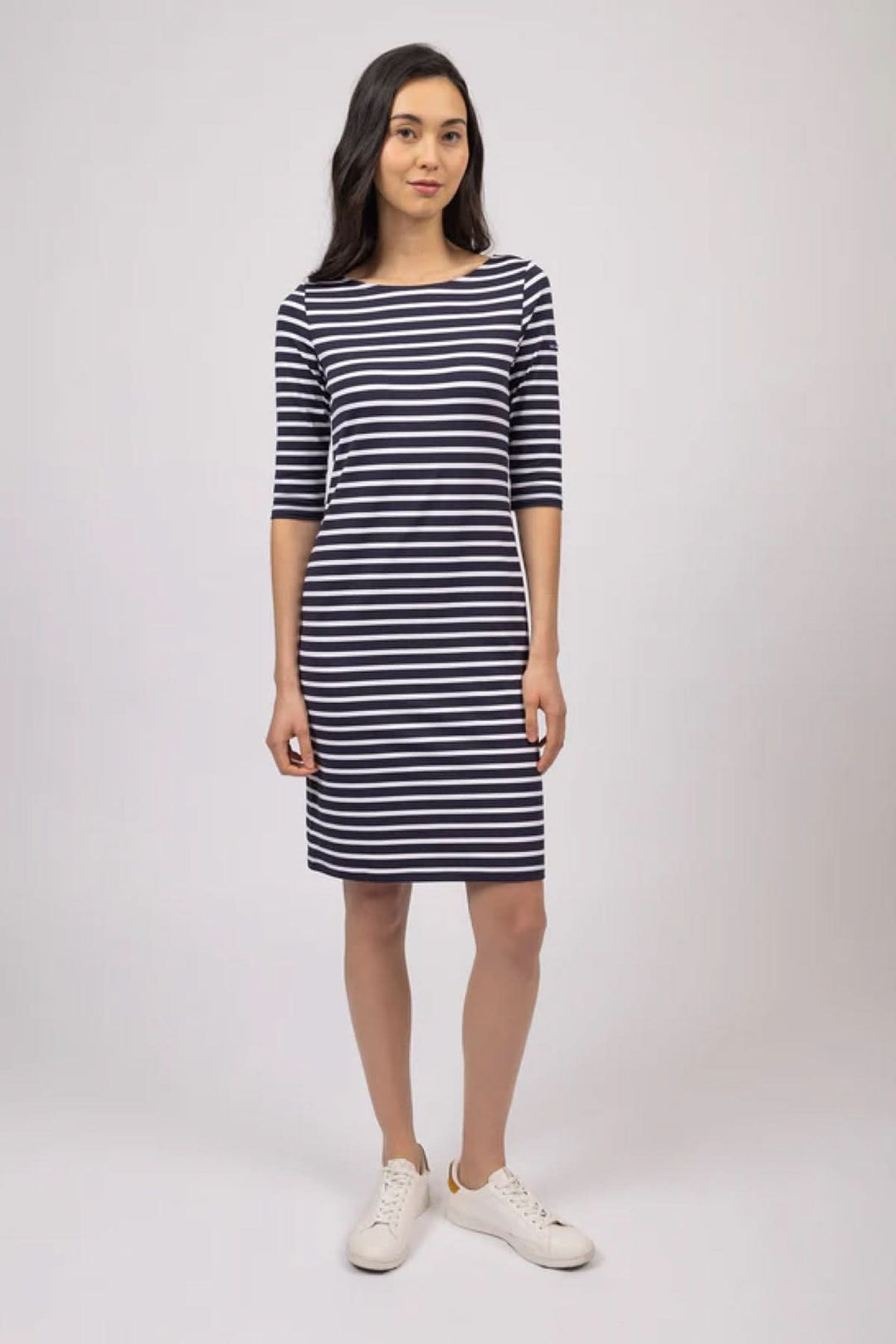 Robe anti-UV Propriano à rayures marinières, coupe ajustée, manches 3/4, style féminin, comfortable et chic.