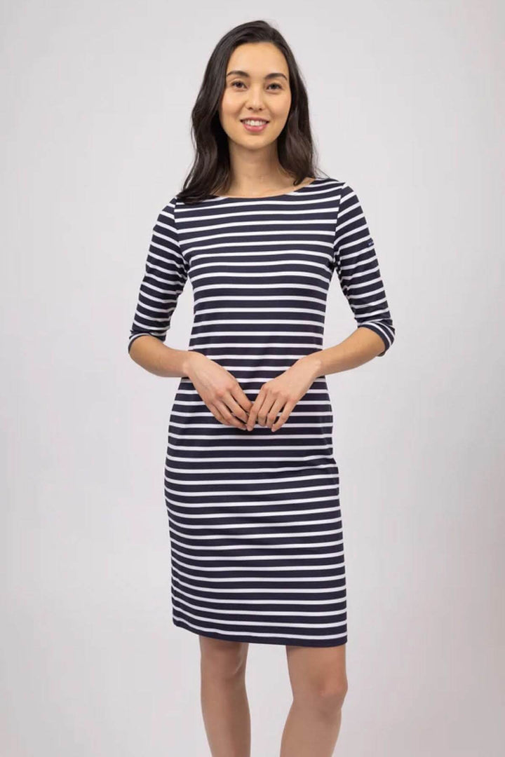 Femme portant une robe marinière anti-UV avec manches 3/4, style féminin et allure élégante.
