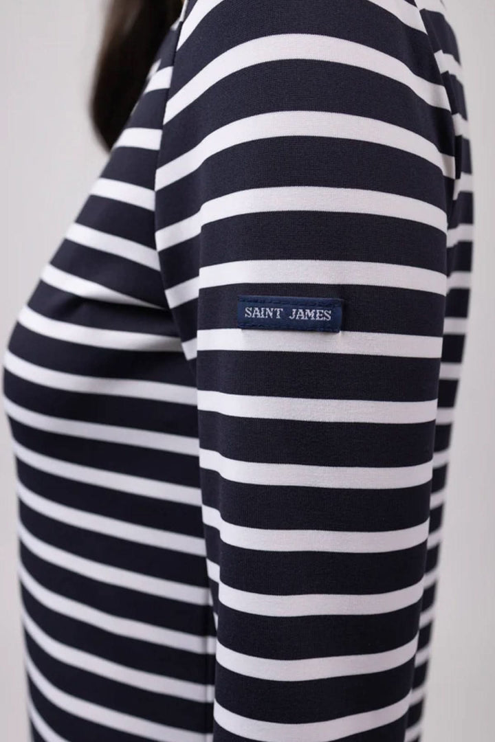 Robe anti-UV Propriano avec rayures marines et logo Saint James, mettant en valeur sa coupe ajustée et féminine.