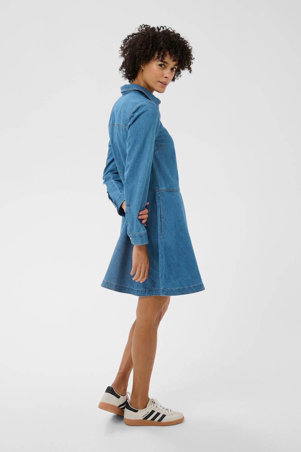 Robe chemise Augustine en denim avec coupe évasée et col structuré, manches longues, idéale pour un look décontracté et polyvalent.