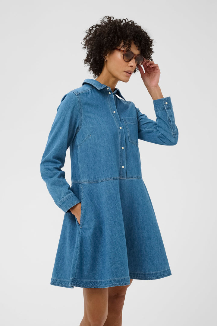 Robe chemise Augustine en denim avec coupe évasée, manches longues et col structuré pour un style décontracté.