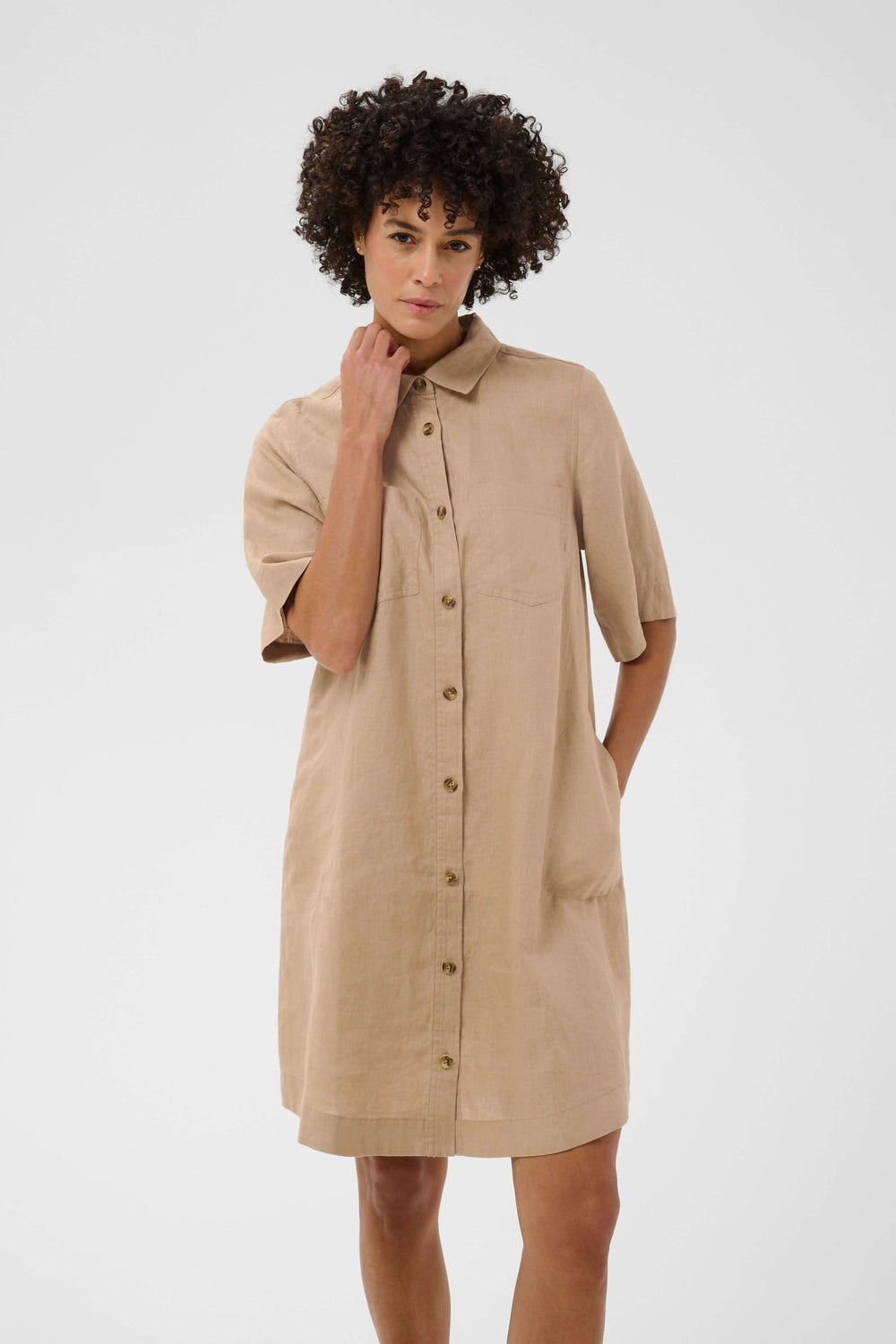 Robe chemise en lin Sardiae avec silhouette droite, fermeture boutonnée, idéale pour un look décontracté et soigné.