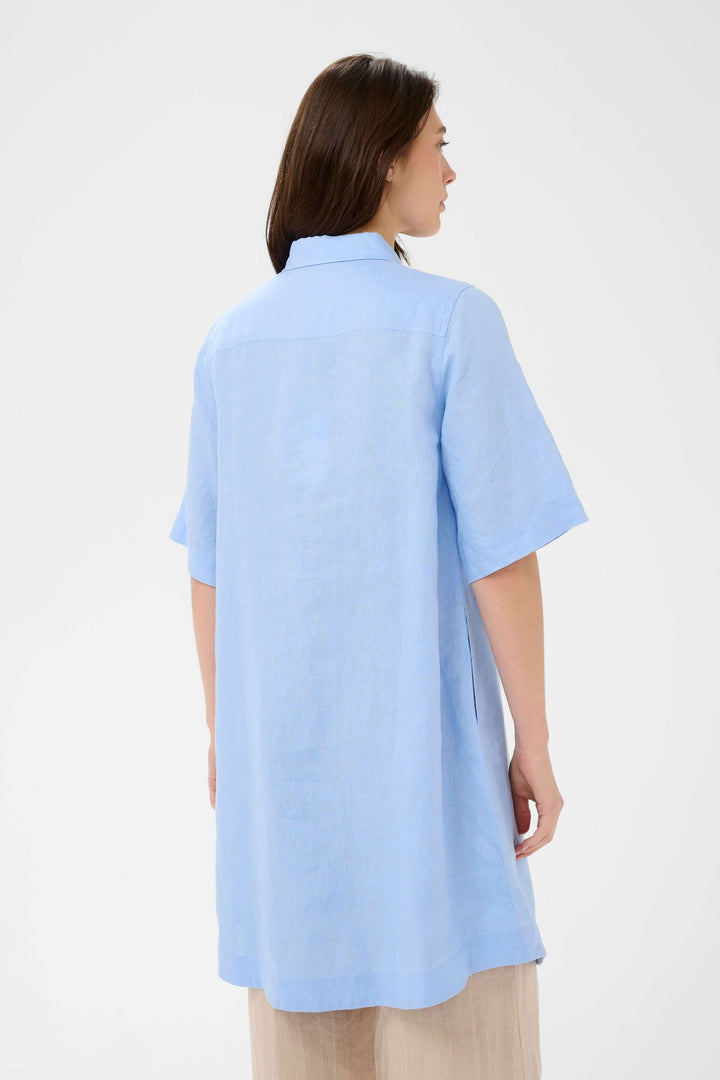Vue arrière de la Robe chemise en lin Sardiae bleue, montrant la coupe droite et fluide avec manches courtes. Décris moi le produit.
