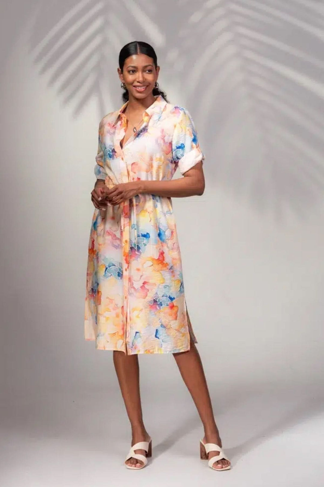 Robe-chemise à imprimé aquarelle avec ceinture, manches courtes, et coupe flatteuse, idéale pour une allure féminine.