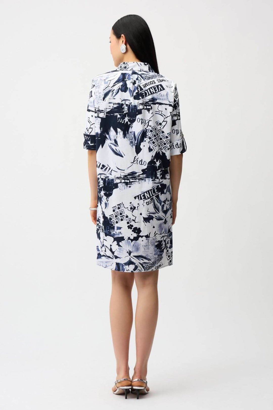 Robe chemise imprimée avec imprimé graphique urbain, vue arrière, coupe droite et épurée, col chemise, portée par une modèle