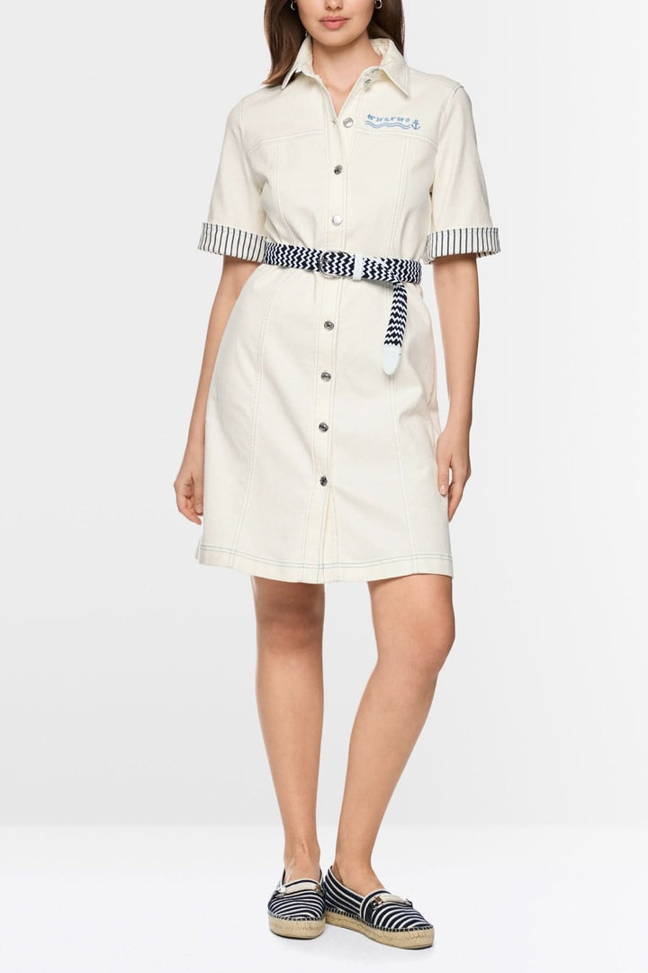 Robe chemise à manches courtes avec ceinture à nouer, allure décontractée chic, col chemise classique, longueur au-dessus du genou.