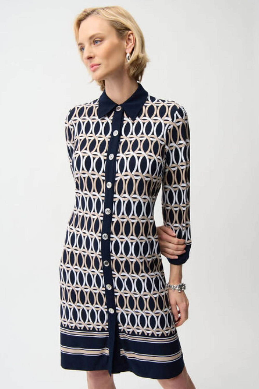 Femme portant une robe chemisier imprimée graphique avec une coupe droite et fermeture boutonnée, idéale pour toute occasion élégante.