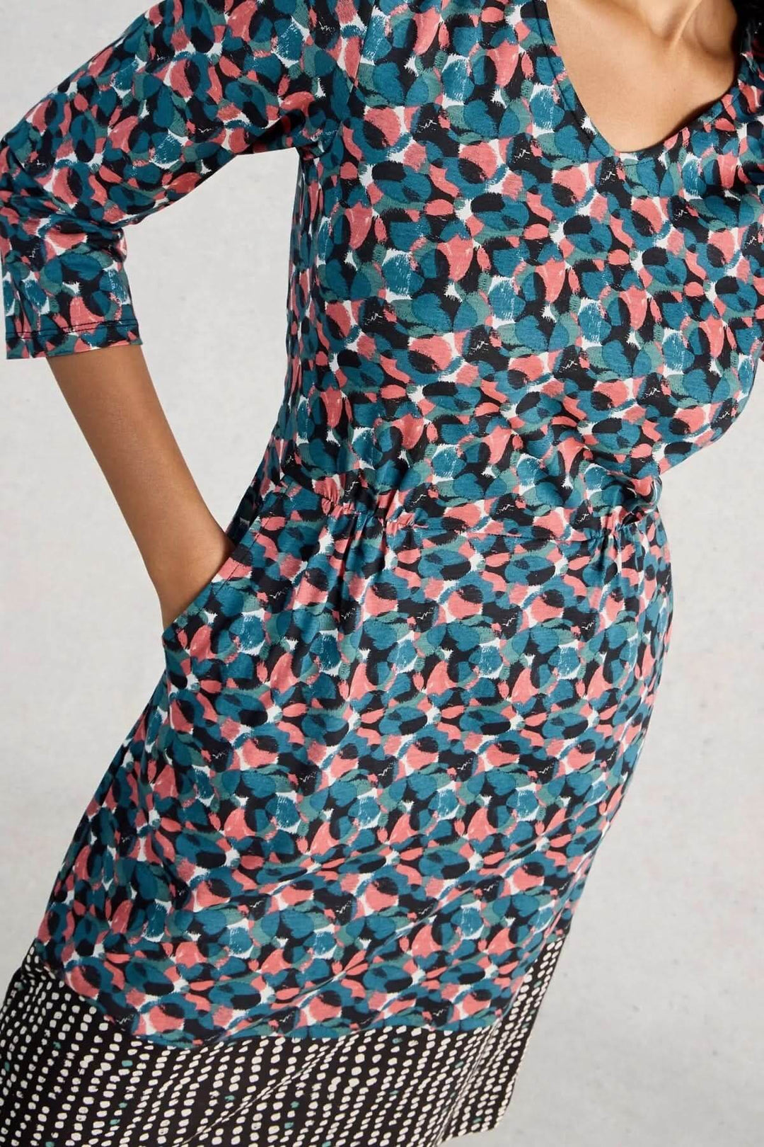 Robe à col V Tallie avec imprimé graphique, coupe droite et silhouette féminine, idéale pour le quotidien et le bureau.