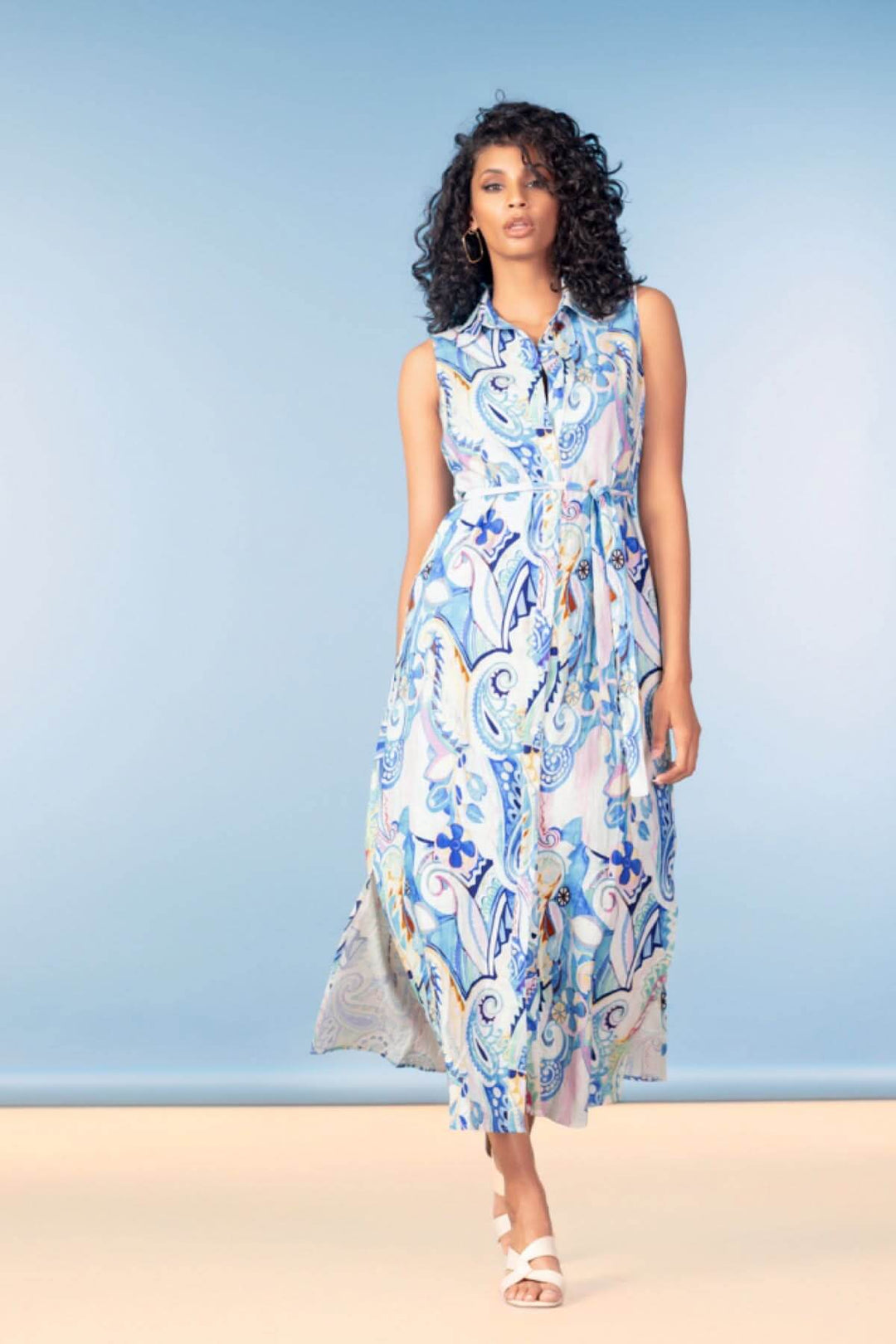 Robe col chemisier à imprimé fluide sans manches, silhouette féminine et élégante, idéale pour été.