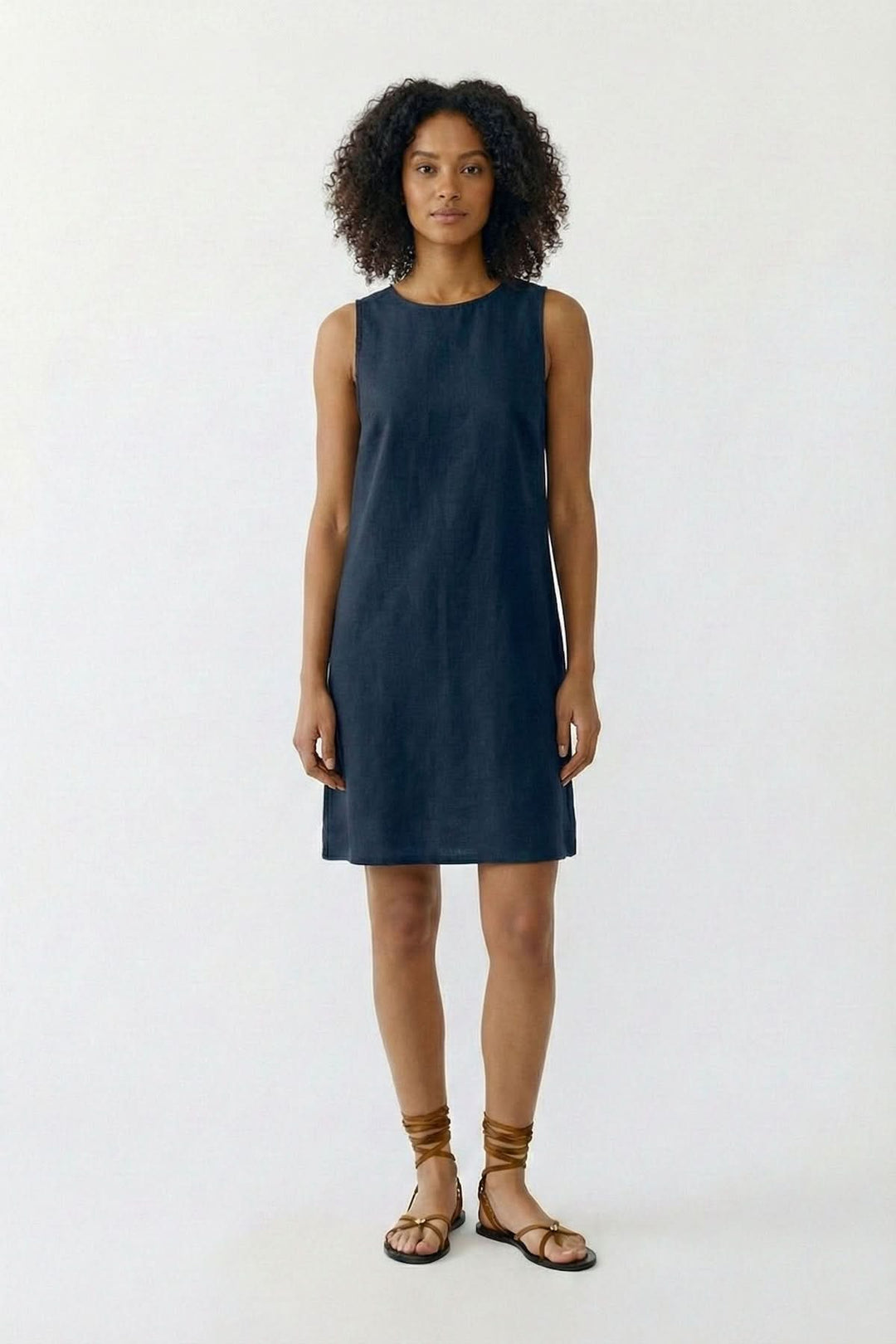 Robe coupe fluide intemporelle en tissu léger, portée par une femme, avec une silhouette élégante et confortable pour toute occasion.