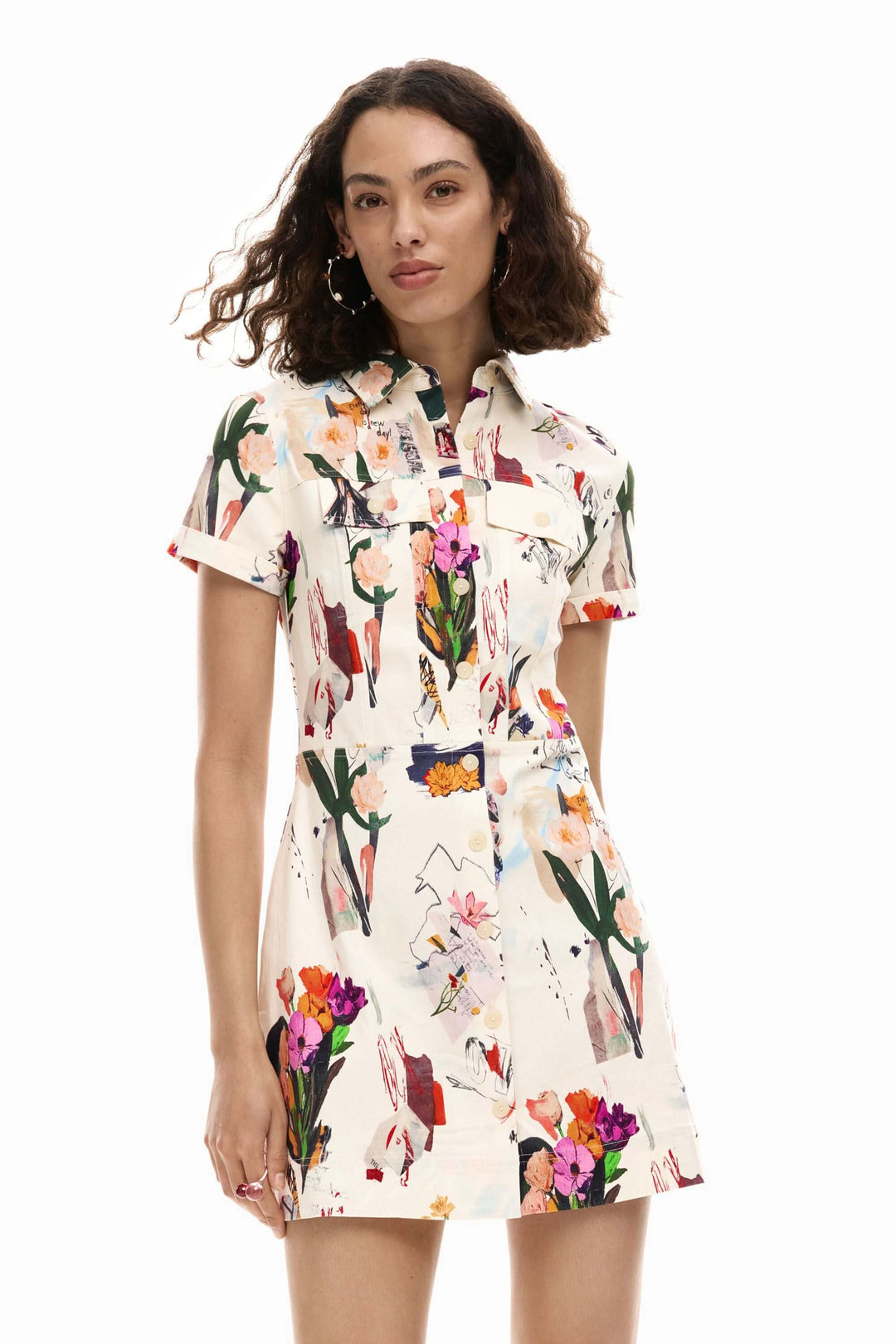 Robe courte collage avec imprimé artistique et coupe cintrée, parfait pour un look féminin et structuré au quotidien.