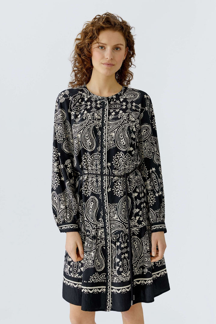 Robe courte imprimé graphique avec motif bohème et ceinture ajustable, idéale pour tenues de jour ou occasions habillées.