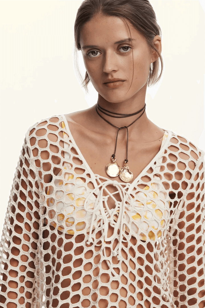Robe de plage en crochet ajouré, col en V avec lien, manches longues, style bohème décontracté.