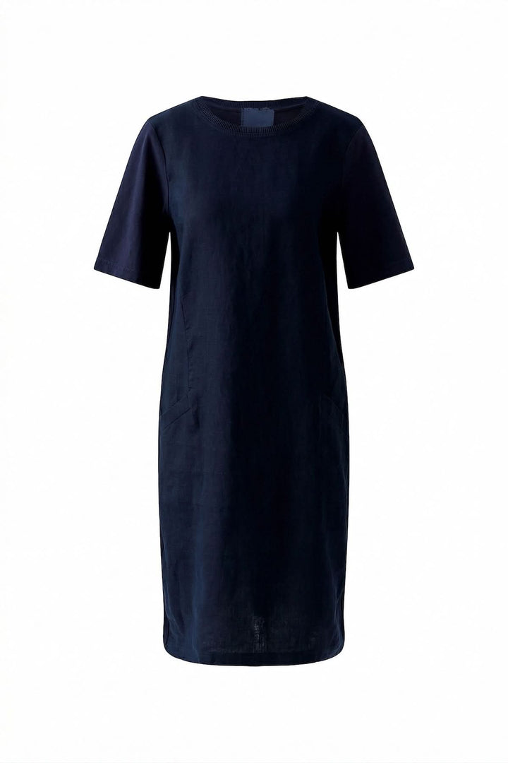 Robe droite minimaliste manches courtes, coupe épurée et moderne, confortable et polyvalente, longueur au genou.
