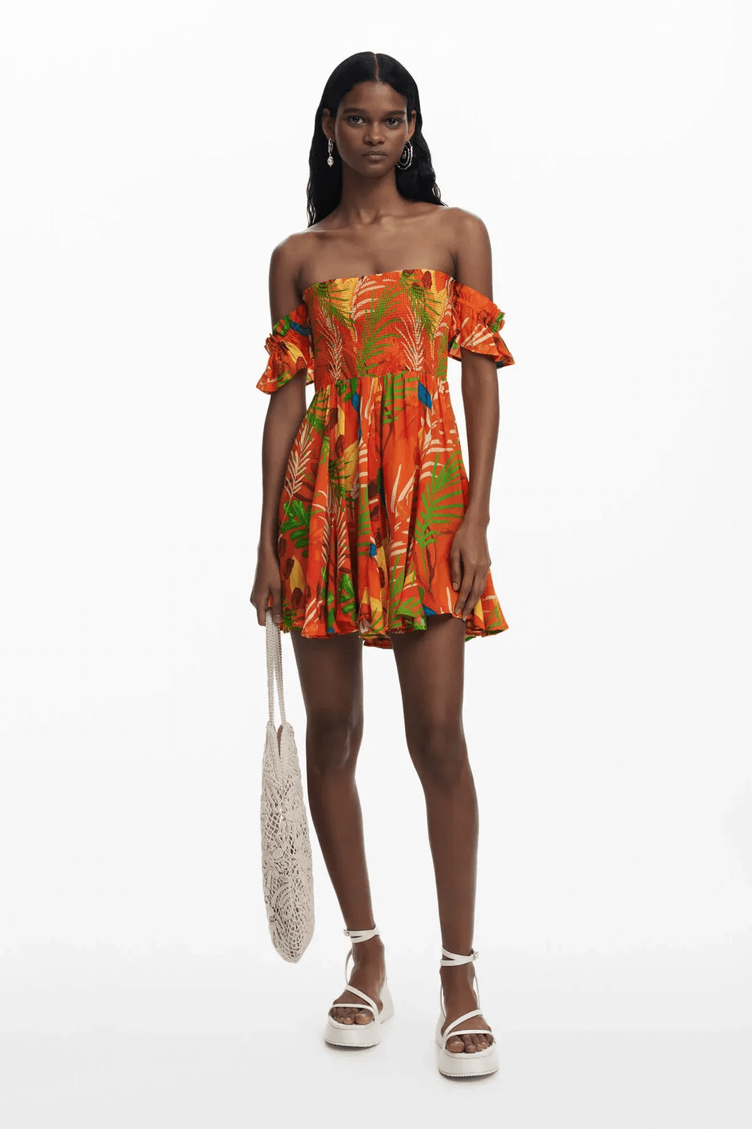 Robe d'été à imprimé tropical lumineux, bustier smocké, manches volantées, idéale pour les journées ensoleillées.