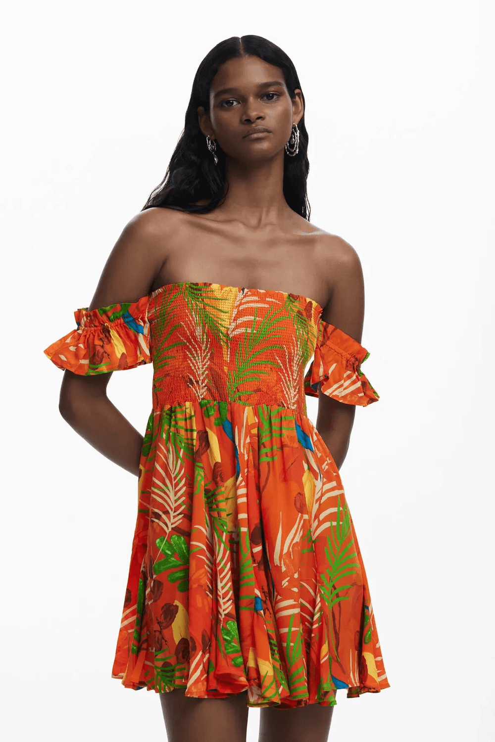 Robe d'été tropicale colorée avec bustier smocké et manches volantées, parfaite pour les journées ensoleillées.