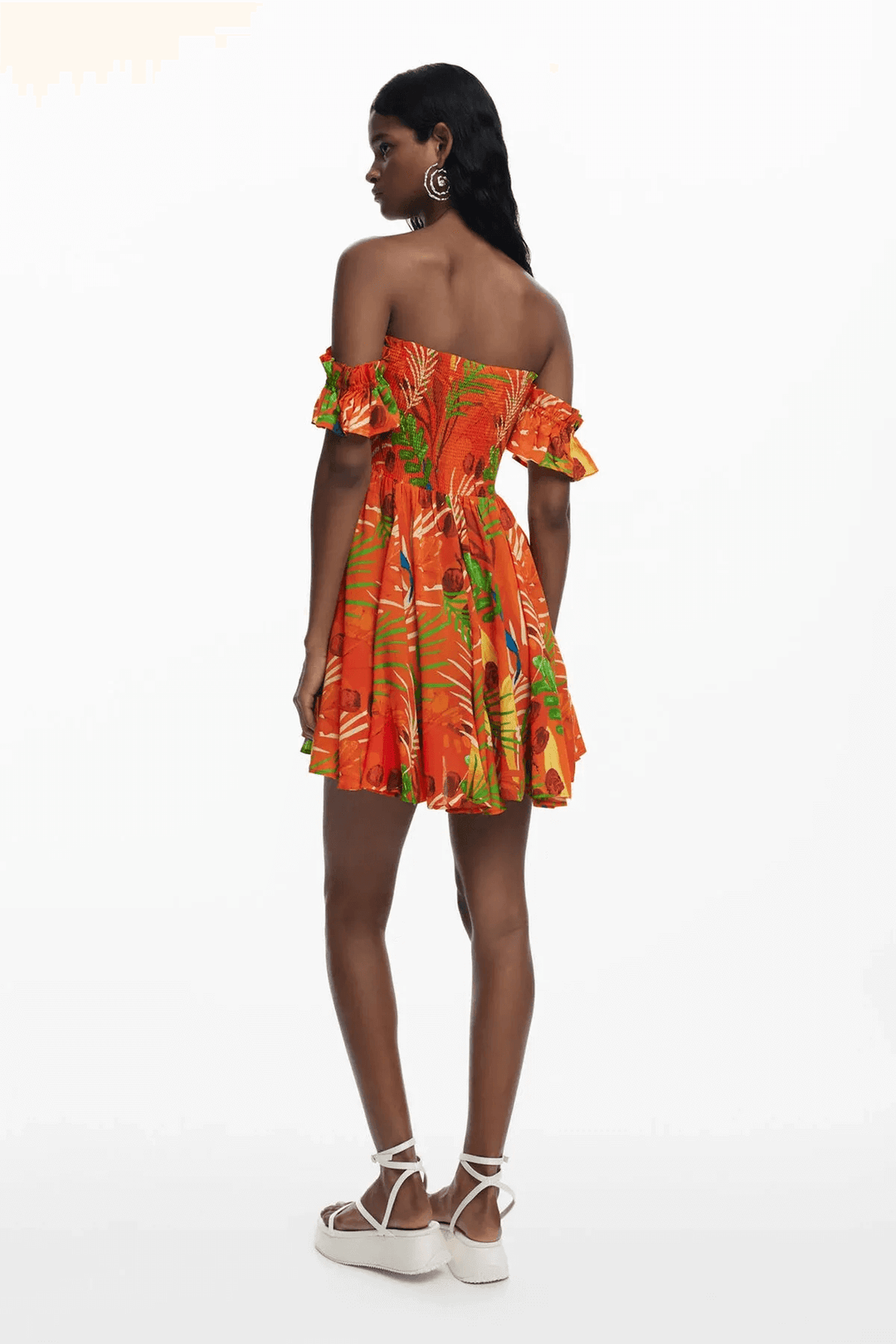 Robe d'été aux couleurs vibrantes avec imprimé tropical et manches volantées, vue arrière.
