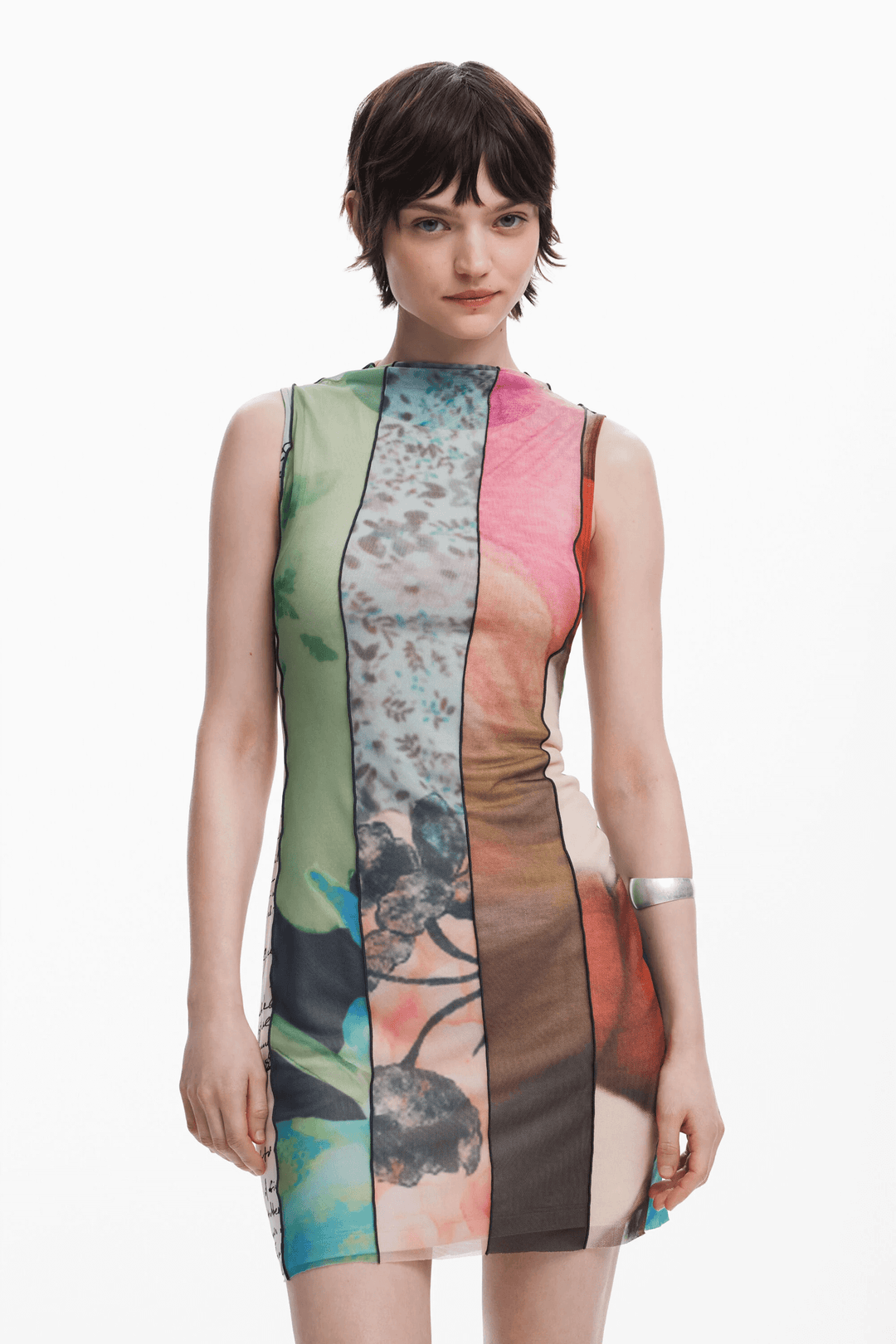 Robe courte ajustée à motifs floraux, col roulé et sans manches, parfaite pour un look sophistiqué.