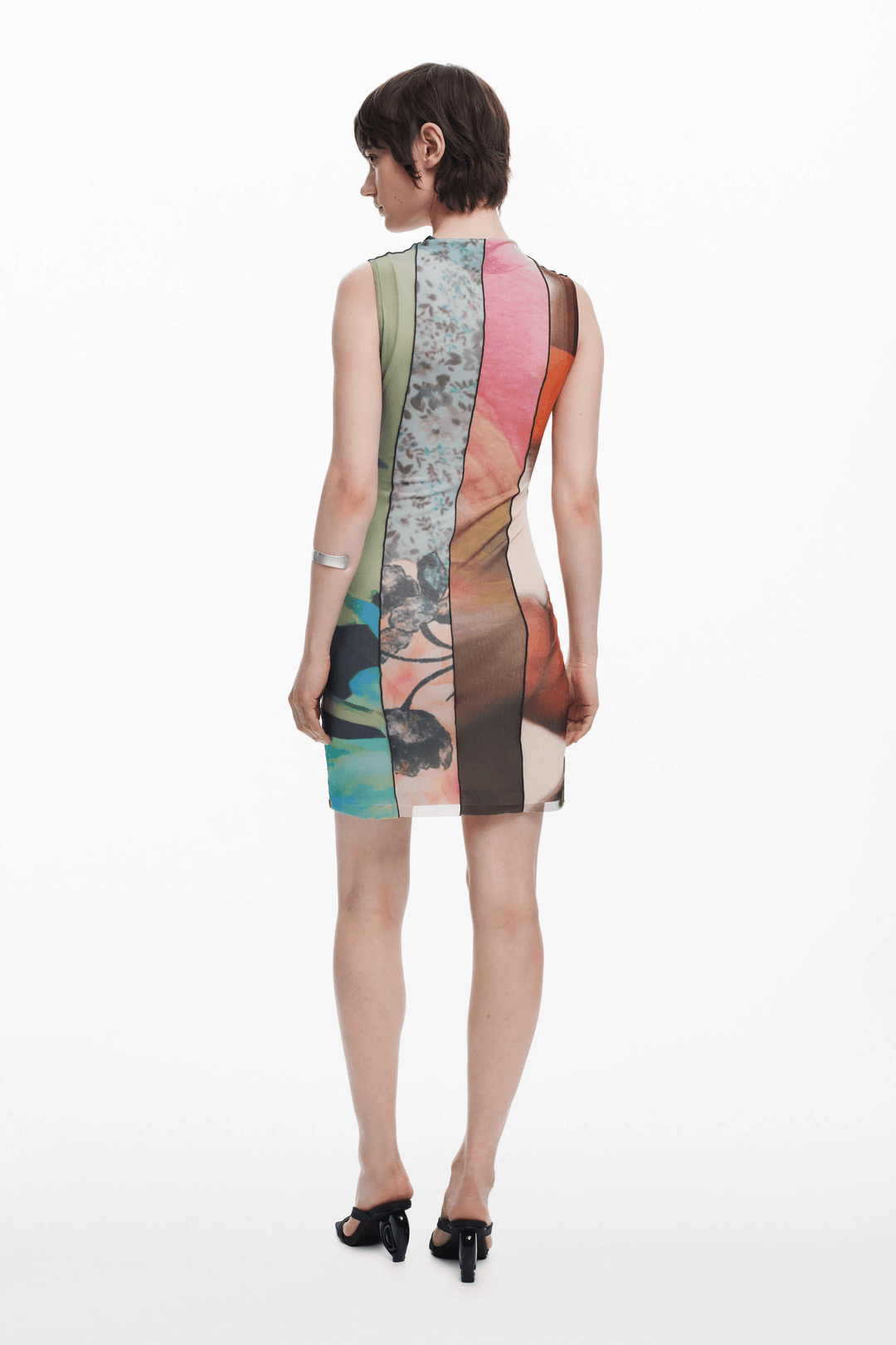 Robe courte en tulle avec empiècements colorés et col légèrement relevé, vue de dos