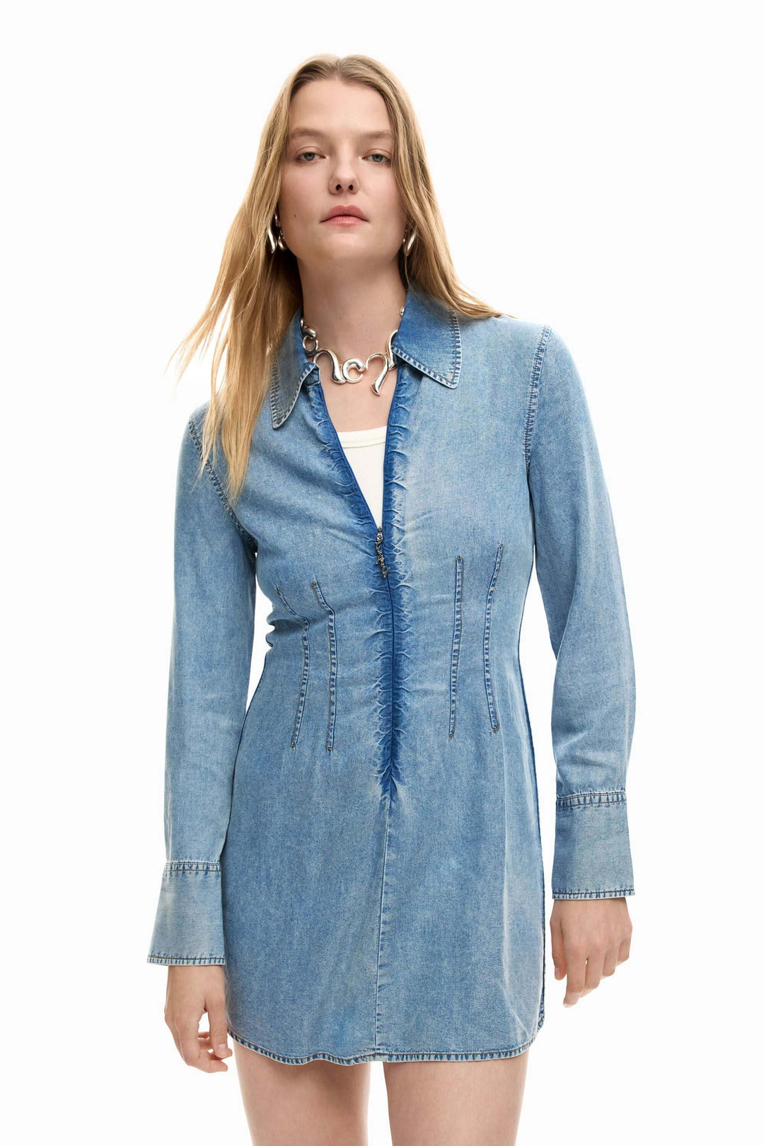 Robe en jean slim avec coupe ajustée et col chemise pour un look féminin et structuré.