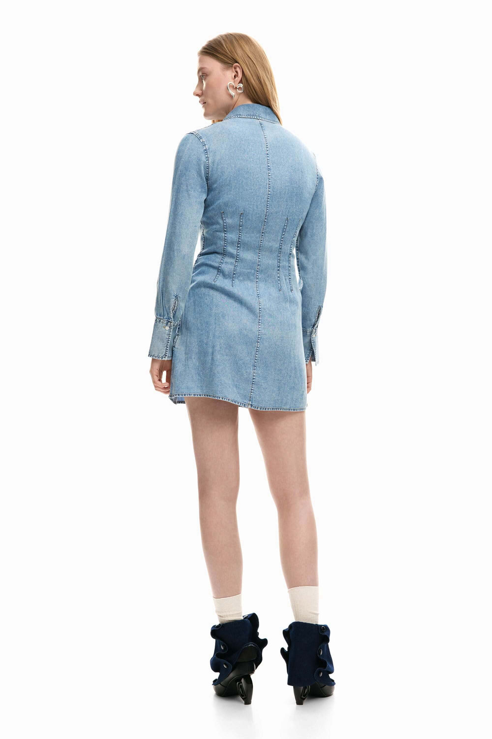 Vue arrière d'une robe en jean slim, coupe ajustée et col chemise, idéale pour un look féminin et structuré au quotidien.