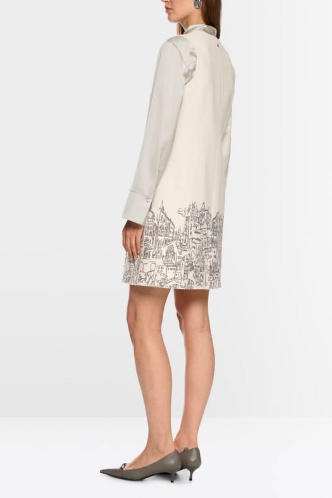 Robe en laine bouillie sans manches avec imprimé urbain artistique, patte de boutonnage avant, fabriquée en Allemagne.