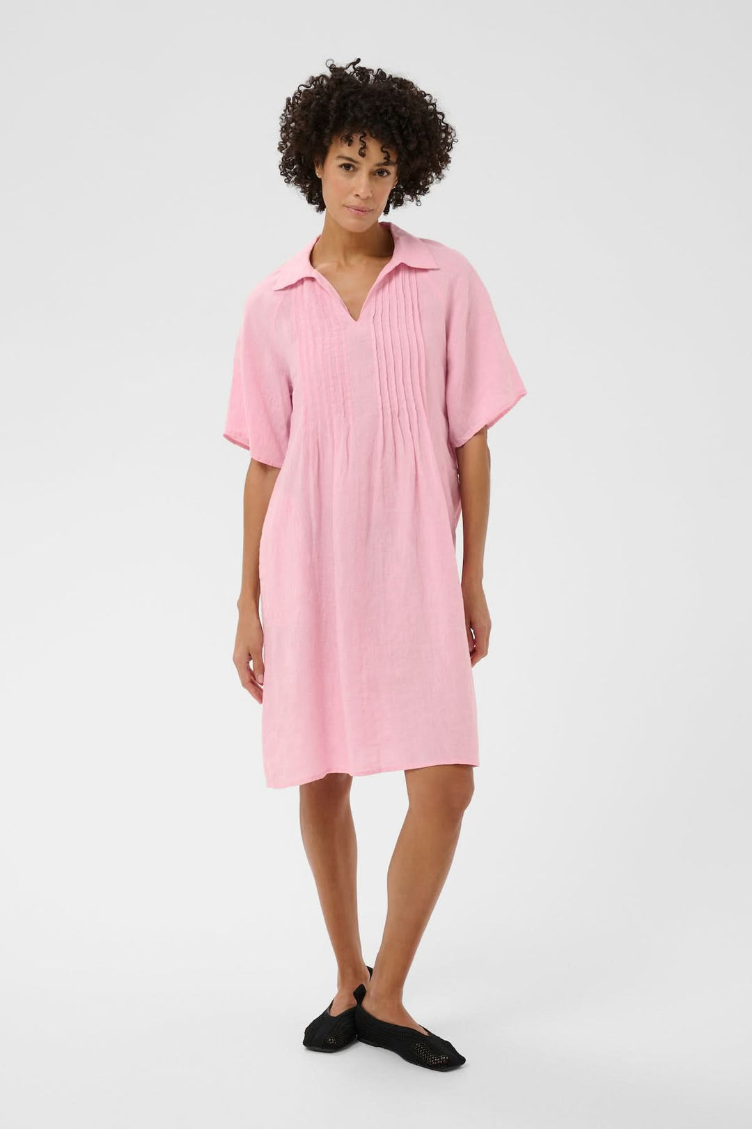 Robe en lin Ayla rose, coupe droite et détails plissés, idéale pour un style décontracté et élégant.