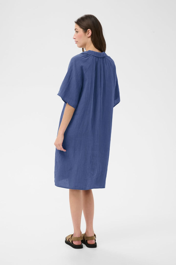 Robe en lin Ayla, vue arrière, robe bleu fluide, coupe droite, détails plissés, tenue décontractée et élégante, femme en sandales.
