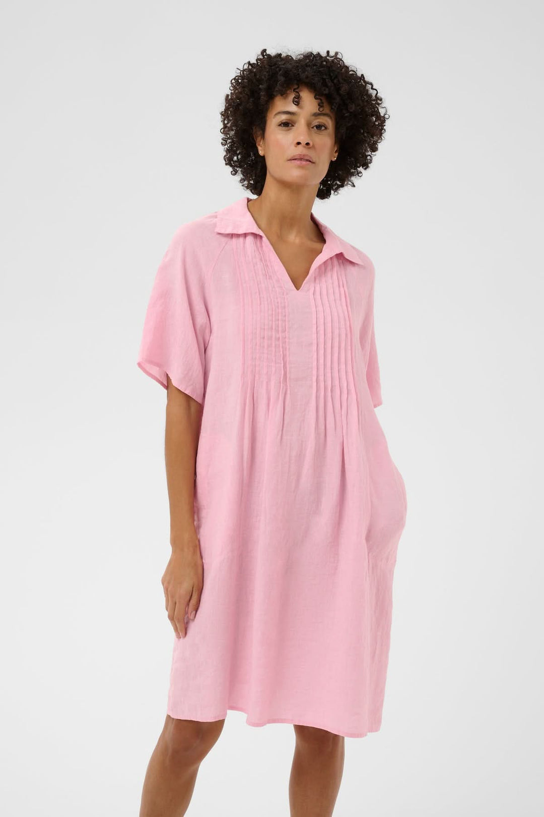 Robe en lin Ayla, coupe droite et détails plissés, idéale pour un style décontracté et élégant en toute occasion.