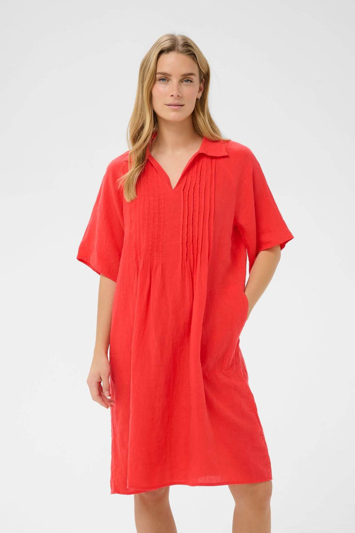 Robe en lin Ayla rouge fluide avec détails plissés et coupe droite, idéale pour un style décontracté et élégant.