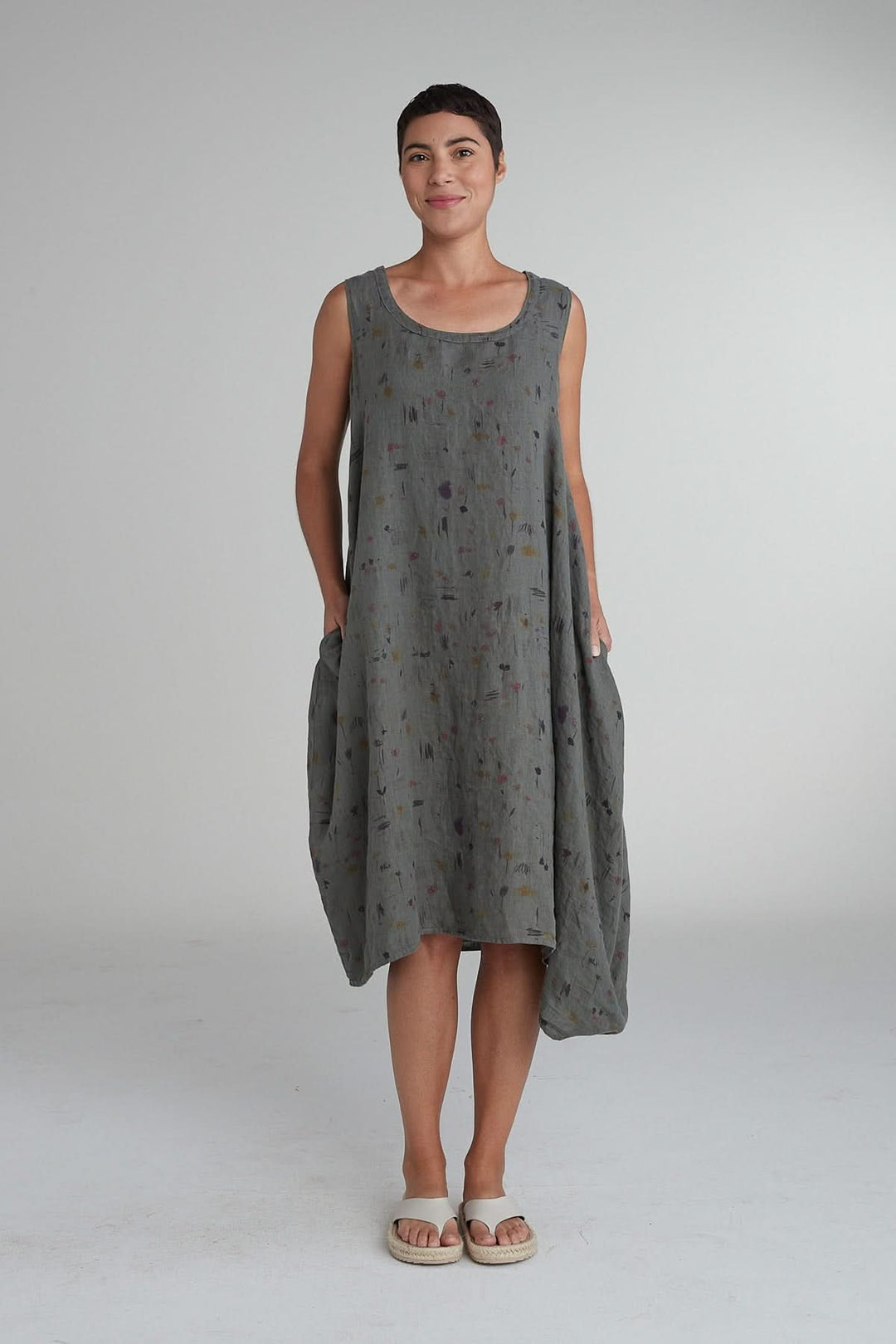 Robe en lin sans manches à imprimé artistique, coupe cocon ample et poches latérales, parfaite pour l'été.