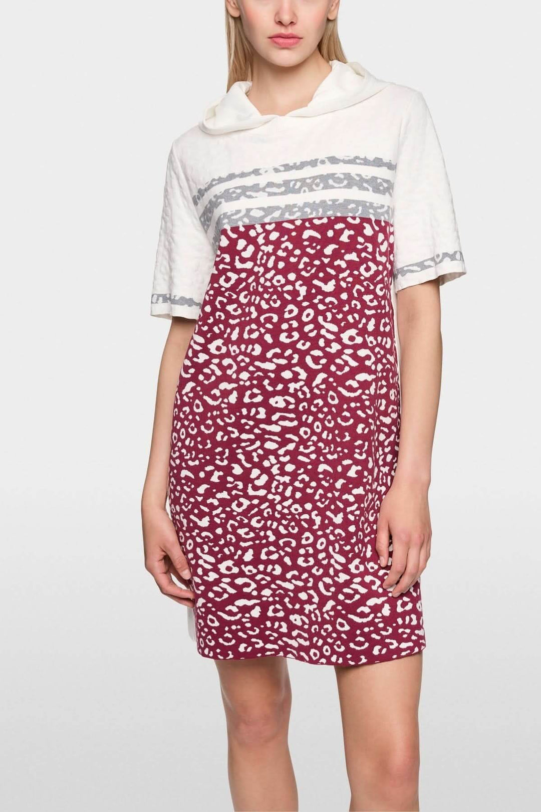 Robe en maille léopard à capuche tricotée en Allemagne, coupe droite moderne, confort décontracté, style imprimé léopard tendance.