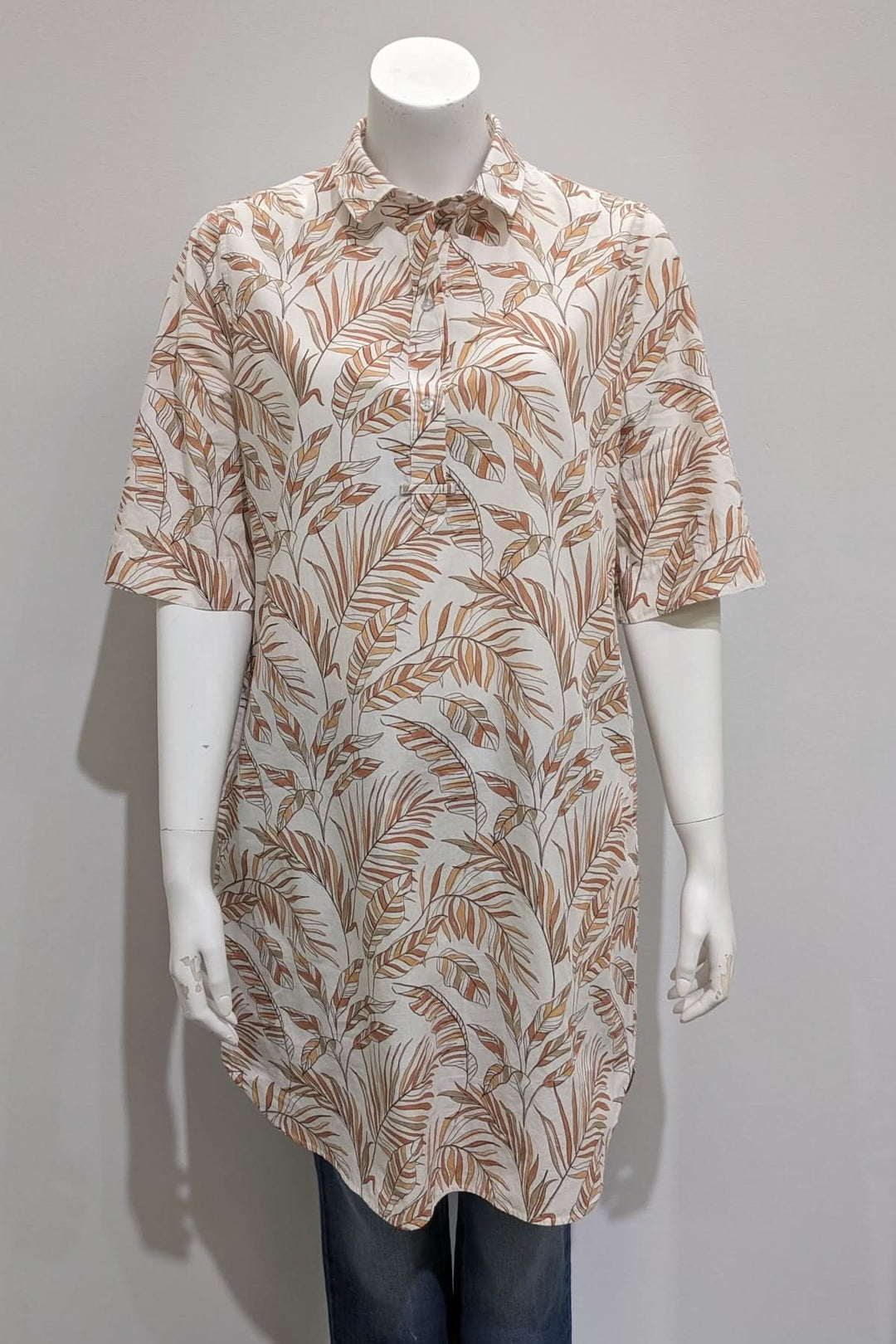 Robe imprimée LEONIE avec motif végétal, coupe droite, légère et confortable, parfaite pour une garde-robe estivale et polyvalente.