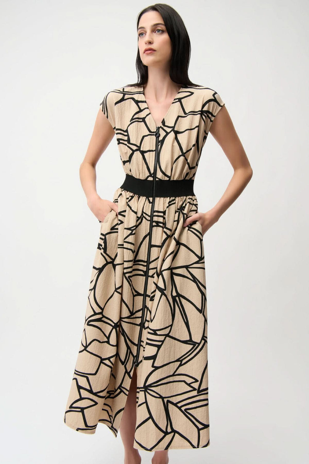 Robe imprimée à taille marquée avec imprimé graphique, corsage fluide, manches courtes et bande contrastante moderne.
