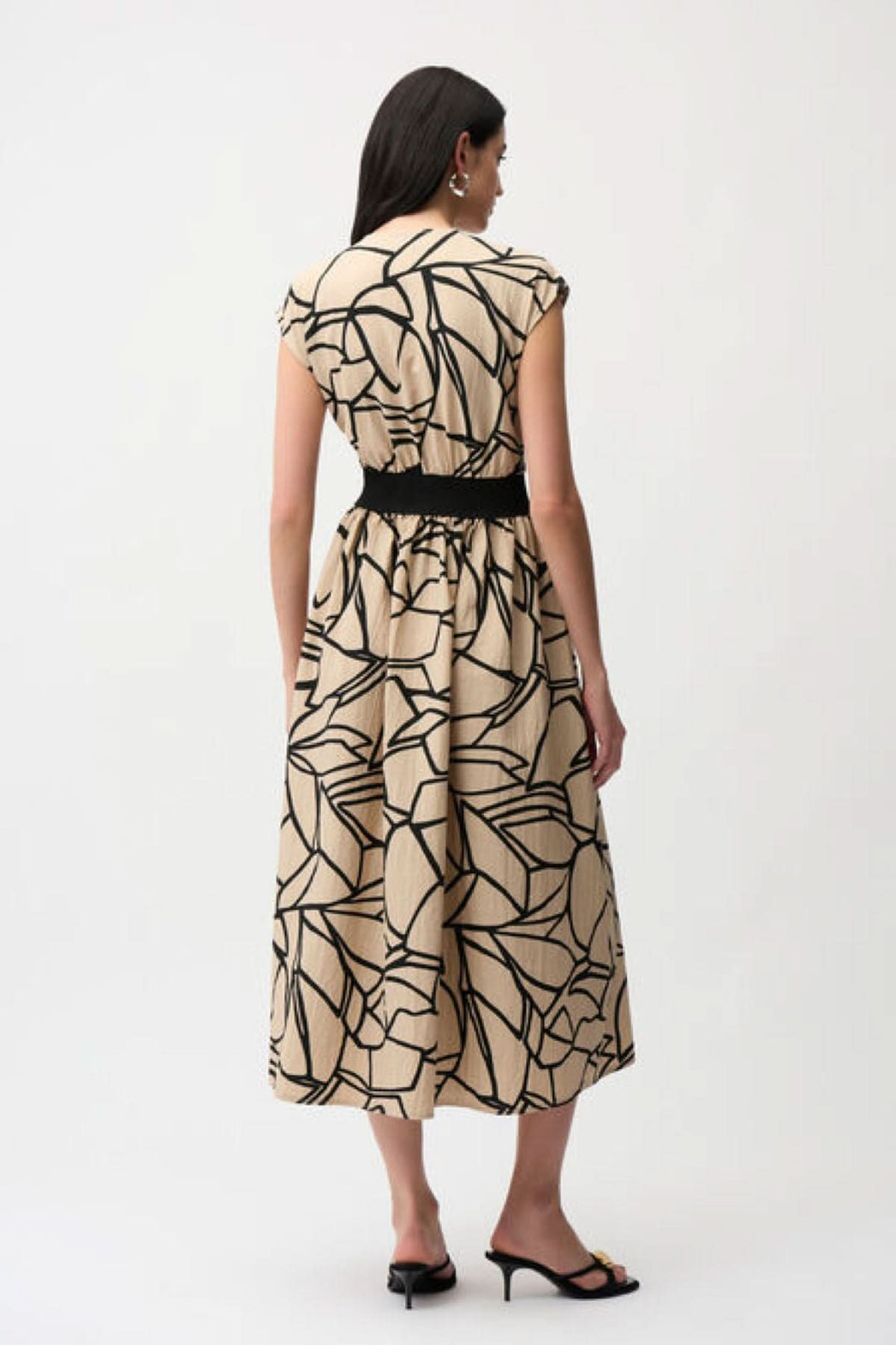 Robe imprimée à taille marquée avec imprimé graphique audacieux et bande contrastante, vue de dos sans manches.