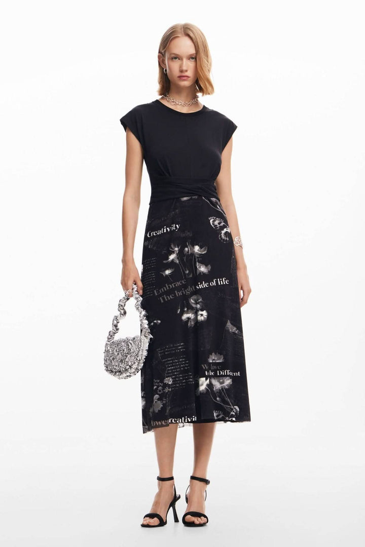 Robe longue noire à manches courtes, encolure ronde, jupe imprimée avec messages inspirants, accompagnée d&