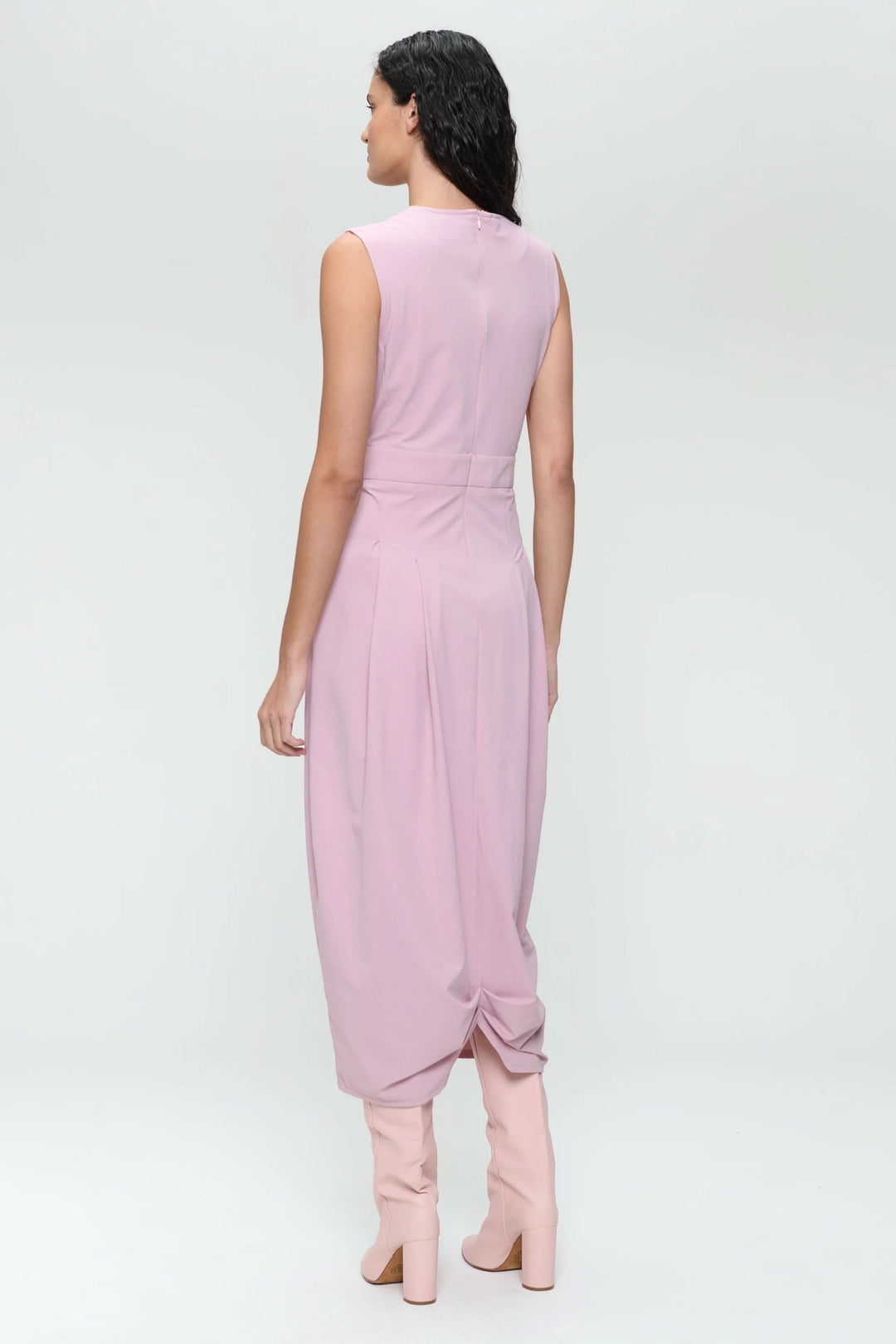 Robe longue Jackie rose, sans manches, coupe midi, vue arrière mettant en valeur la silhouette et les bottes hautes.