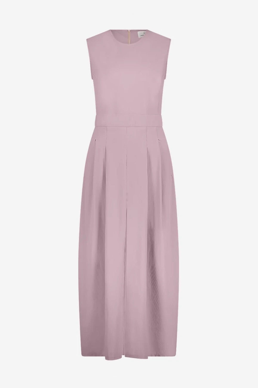 Robe longue sans manches rose pastel avec encolure ronde et plis creux, style moderne et élégant.