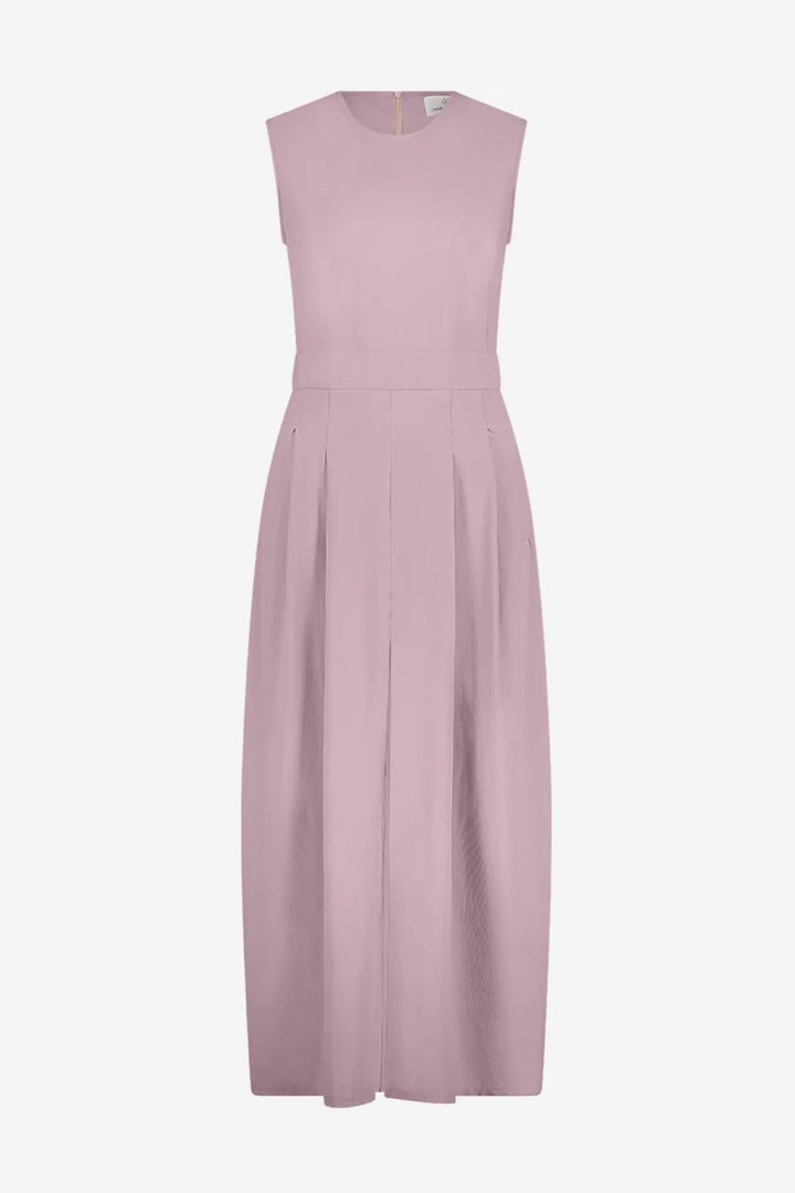 Robe longue sans manches rose pastel avec encolure ronde et plis creux, style moderne et élégant.
