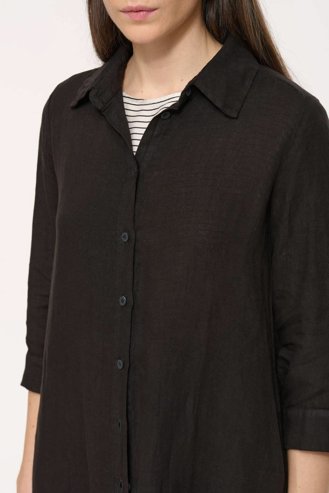 Robe longue Talicia en lin noir avec col chemise et fermeture boutonnée, élégante et confortable.