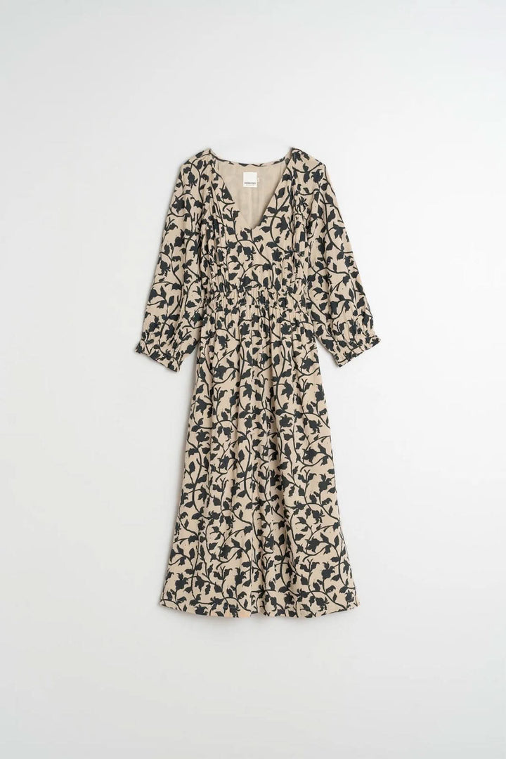 Robe longue fluide à imprimé botanique, décolleté en V et taille froncée, idéale pour un look bohème ou estival.