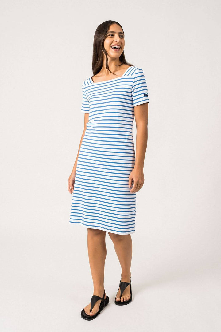 Robe manches courtes à rayures bleu et blanc, ajustée, avec encolure carrée pour un look estival tendance.