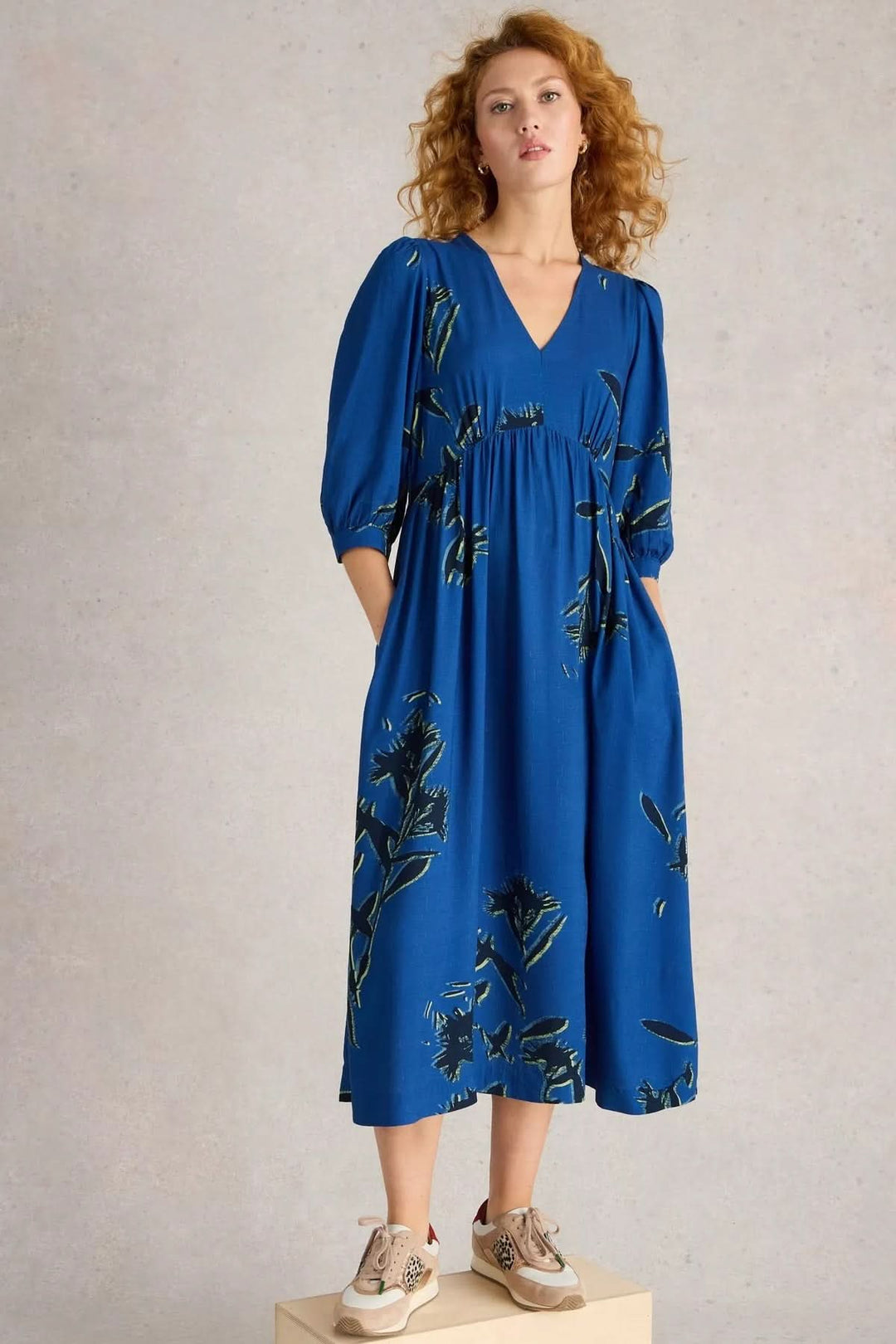 Robe mi-longue Lucy en viscose Ecovero, col en V, manches 3/4, imprimé floral, idéal pour un look décontracté ou sophistiqué.