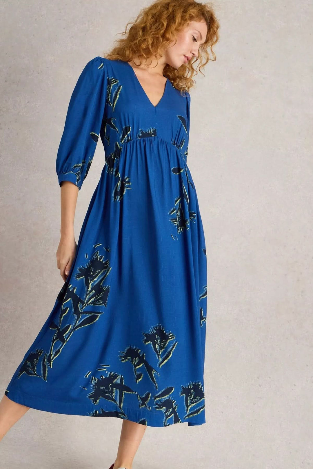 Robe mi-longue Lucy en viscose Ecovero, bleue avec col V et manches 3/4, motif floral élégant.